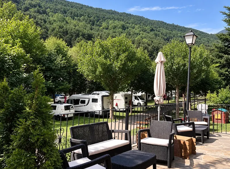 Área de autocaravanas y campers Càmping La Mola en Espot con vistas a las montañas del Pirineo de Lleida