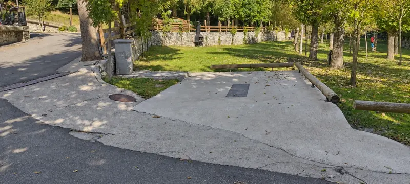 Plataforma pavimentada de vaciado de aguas grises para autocaravanas en Espot
